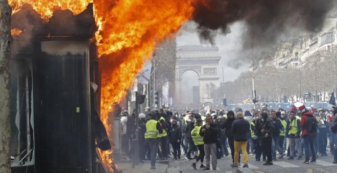 Un incendio durante las protestas de los chalecos amarillos este sábado en París. REUTERS/Philippe Wojazer