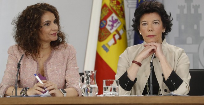 La ministra de Hacienda, María Jesús Montero (i), con la ministra Portavoz, Isabel Celáa (d), durante la rueda de prensa posterior al Consejo de Ministros. EFE/Ballesteros
