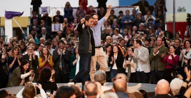 El candidato de Unidas Podemos a la Presidencia del Gobierno, Pablo Iglesias, y el número uno de los comunes por Barcelona para el 28A, Jaume Asens (i), durante su intervención en el acto político que, bajo el título 'Ganemos para avanzar', se celebra est