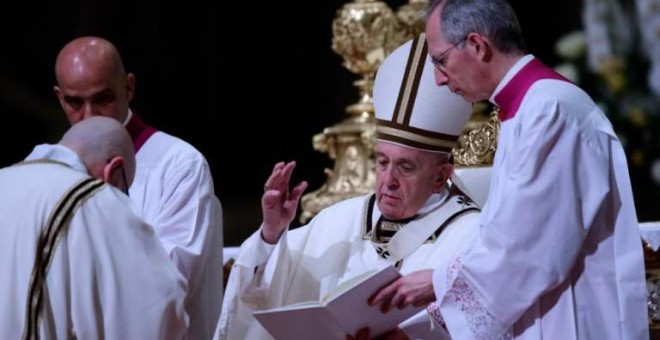 El Papa Francisco durante la Vigilia Pascual en la basílica de San Pedro. / EFE