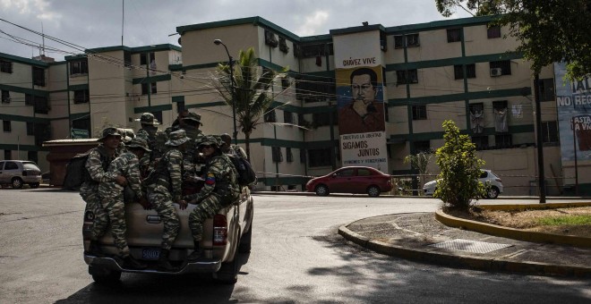 Un grupo de voluntarios de la Milicia Bolivariana recorre e barrio 23 de Enero de Caracas.- JAIRO VARGAS