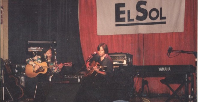Un momento de la actuación del cantautor Jackson Browne, a la derecha de la imagen, en 1996, en una imagen de archivo. / EL SOL