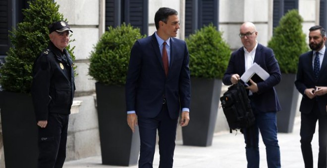 El presidente del Gobierno en funciones, Pedro Sánchez, a su llegada al Congreso de los Diputados. - EFE