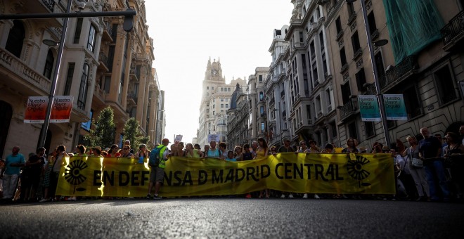 Vista general de la manifestación en defensa de Madrid Central. EFE/David Fernández