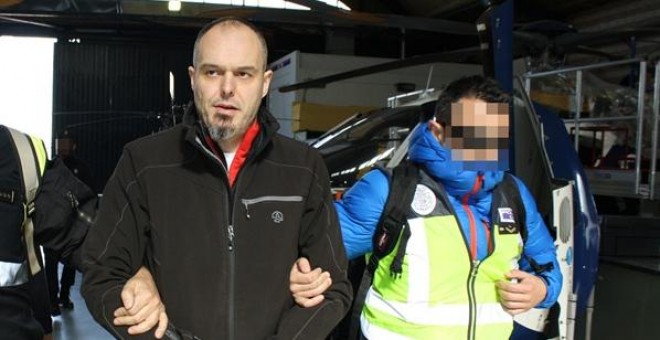 La Policía Nacional traslada desde Francia al miembro de ETA Mikel Kabikoitz Carrera Sarobe en 2016 / POLICÍA NACIONAL