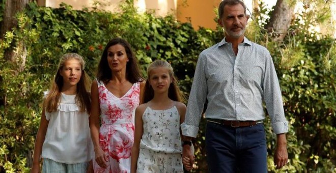 GRAF2645 PALMA DE MALLORCA (Islas Baleares), 4/8/2019.- Los reyes acompañados de sus hijas, la princesa Leonor y la infanta Sofía, en los jardines del Palacio de Marivent donde van a llevar a cabo la tradicional sesión fotográfica de verano ante los medio