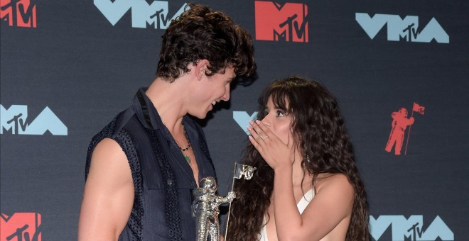 26/08/2019.- Shawn Mendes y Camila Cabello con sus premios en la sala de prensa durante los premios MTV Video 2019 en Newark, New Jersey. EFE/EPA/DJ JOHNSON