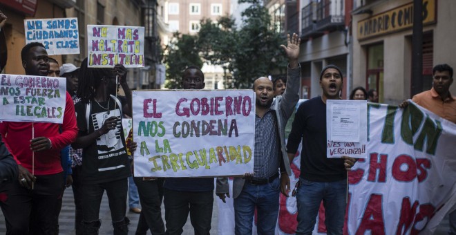 Un grupo de migrantes protesta ante la Oficina de Extranjería en Madrid contra la falta de citas para realizar sus trámites. -JAIRO VARGAS