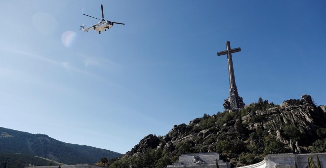 Momento en el que los restos de Franco son trasladados en helicóptero tras su exhumación. / REUTERS
