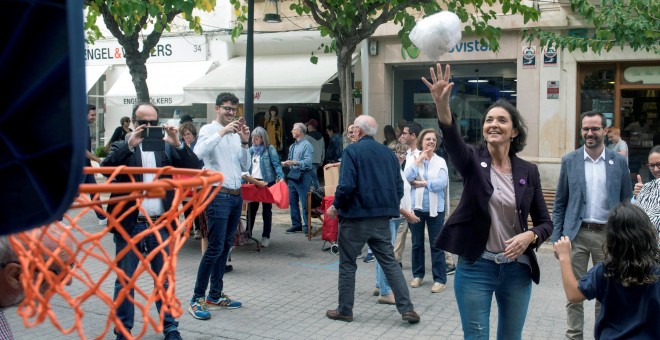 02/11/2019.- La ministra de Industria en funciones, Reyes Maroto (c), y la secretaria general de los socialistas de Baleares, Francina Armengol, participan un acto de campaña en Mahón con ocasión de las elecciones generales del 10-N.-EFE