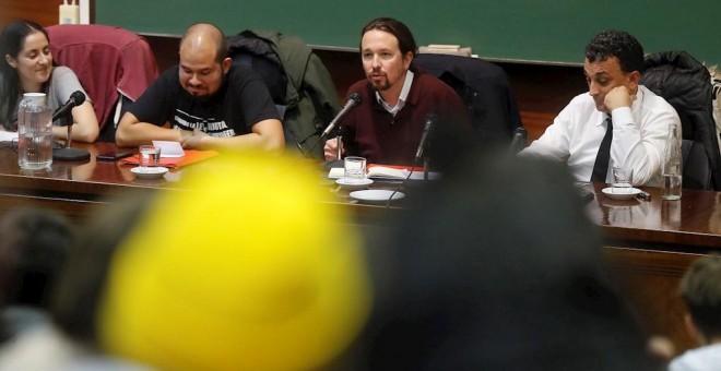 El líder de Podemos, Pablo Iglesias, durante la charla 'La lucha antifascista en la Unión de Estudiantes Progresistas - Estudiantes de Izquierda (UEP - ei)' en la Facultad de Derecho, de la Universidad Complutense de Madrid. EFE/Juan Carlos Hidalgo