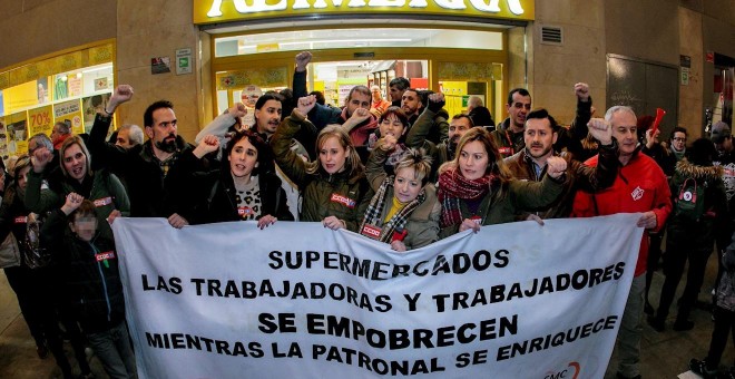 21/12/2019.- Concentración en Gijón frente al Alimerka de la calle Marqués de San Esteban durante la huelga general que arrancó el pasado sábado. / EFE - ALBERTO MORANTE