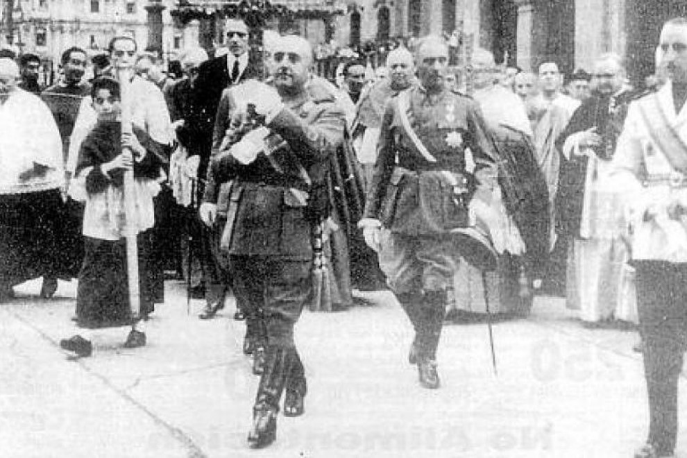 Franco entra en la Catedral de Oviedo con la Cruz de la Victoria en septiembre de 1942.