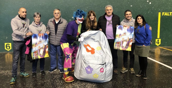 El payaso Porrotx junto a integrantes de Sare durante la presentación del acto que tendrá lugar el domingo en Donostia. SARE