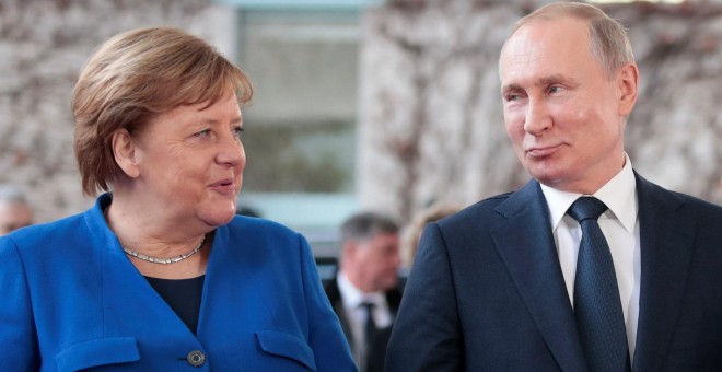 Merkel y Putin en la conferencia celebrada en Berlín para la paz en Libia. REUTERS/Axel Schmidt