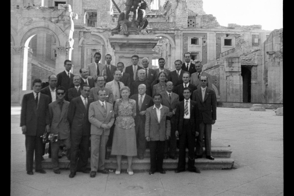 Otto Skorzeny junto a un grupo de personas junto a la escultura de Carlos V en el patio del Alcázar de Toledo el  28 de septiembre de 1951.