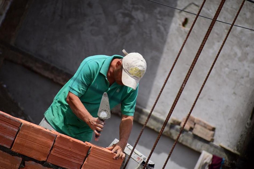 Un obrero trabaja en el sector de la construcción, en una imagen de archivo