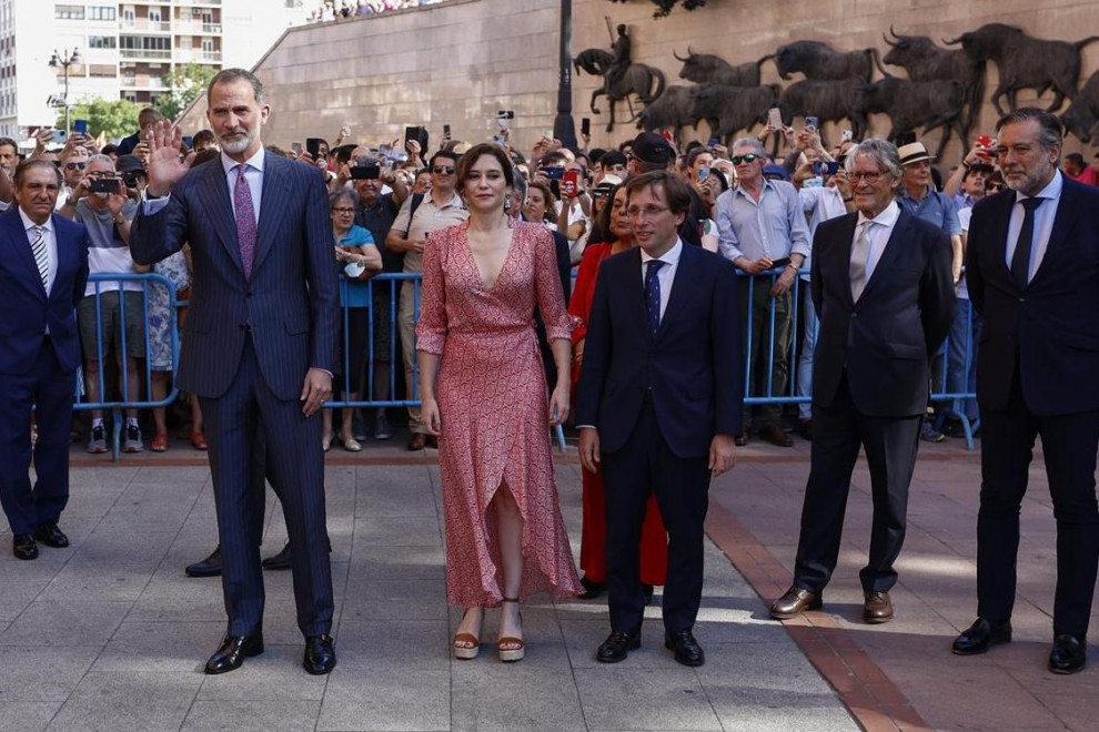 El rey Felipe VI junto a Isabel Díaz Ayuso y José Luis Martínez-Almeida a la entrada de la plaza de toros de Las Ventas (Madrid), este 1 de junio de 2022.