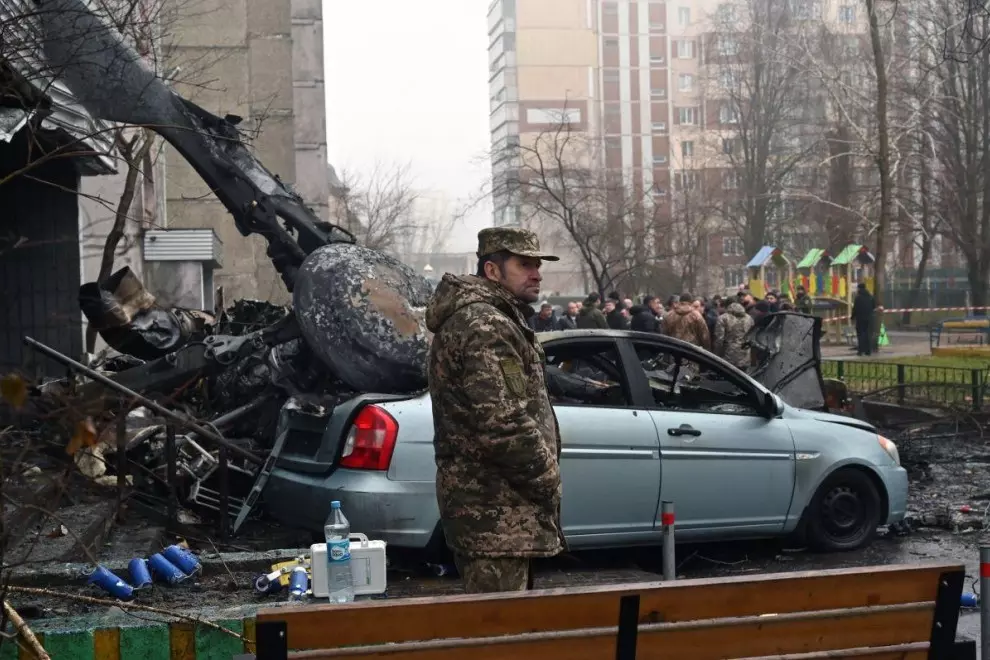 Un militar aguarda en el lugar donde un helicóptero se estrelló cerca de una guardería a las afueras de la capital, Kiev, a 18 de enero de 2023.