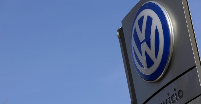 Resumen: Volkswagen reconoce que manipuló las emisiones de gases en sus  motores | Público