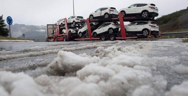 Temporal de nieve: La nieve obliga a cerrar al tráfico la A-67 y cuatro  puertos de montaña en Cantabria | Público