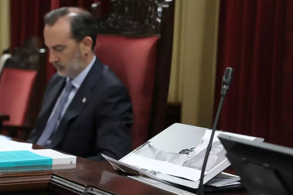 El presidente del Parlament de Illes Balears, Gabriel Le Senne, después de romper un retrato de Aurora Picornell. — Isaac Buj / Europa Press