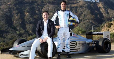 Alejandro Agag, con un prototipo de bólido de Fórmula E y el piloto Di Grassi, en Los Ángeles.