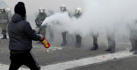 Protesta en Atenas contra los recortes impuestos por la troika.