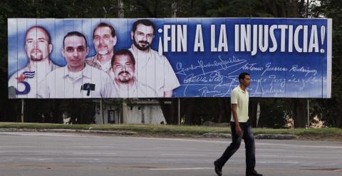 Un hombre camina frente a una valla con la imagen del llamado grupo de 'Los Cinco' hoy, miércoles 17 de diciembre de 2014, en La Habana (Cuba).