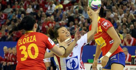 La noruega Nora Mork en plena jugada con la española Patricia Elorza, durante la final de balonmano femenina en Budapest. AFP