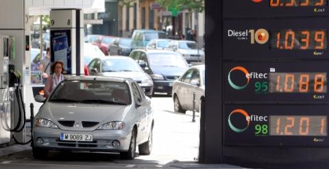 Vista de una gasolinera en Madrid, junto al panel en el que figuran los precios de los diferentes carburantes.