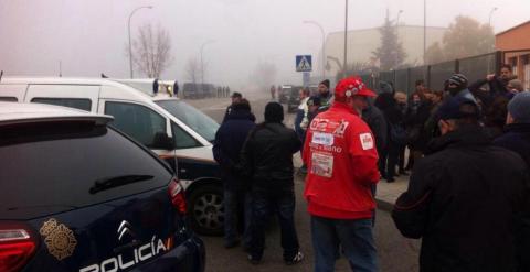 Trabajadores de Coca-Cola intentan impedir el desmantelamiento de la planta embotelladora ante la presencia policial. TWITTER