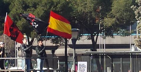 Manifestantes, con las banderas de la Falange Española. PÚBLICO