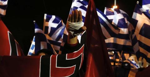 Un seguidor de Amanecer Dorado con la bandera del partido en una manifestación. -REUTERS (ARCHIVO)