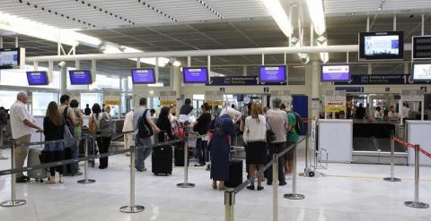 Pasajeros en la cola de un aeropuerto. /REUTERS