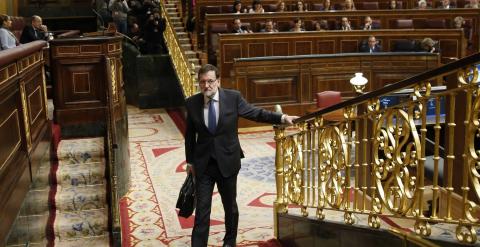 El presidente del Gobierno, Mariano Rajoy, abandona el hemiciclo tras intervenir en la sesión de control al Ejecutivo. EFE/Juan Carlos Hidalgo