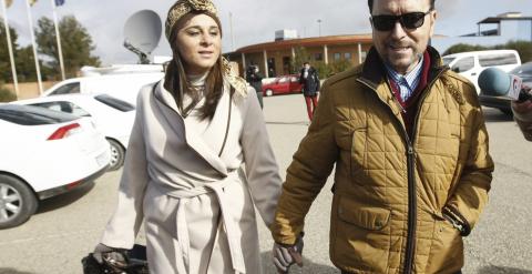 El torero José Ortega Cano, acompañado de su pareja, Ana María Aldón, a su salida hoy de prisión con permiso penitenciario, el segundo que recibe en los diez meses transcurridos desde que ingresó en prisión. EFE/ TONI GALÁN