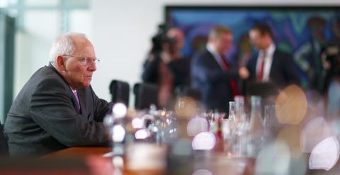 El ministro de Finanzas alemán, Wolfgang Schaeuble, espera que comience la reunión semanal del Gobierno de Merkel, en Berlín. REUTERS/Hannibal Hanschke