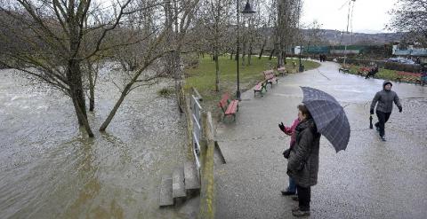 La crecida del Ebro ha pasado por Castejón, Tudela, y ha provocado inundaciones en Zaragoza./ EFE