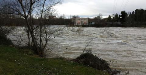 El caudal del río Ebro, podrá alcanzar a su paso por Logroño un máximo de 1.200 metros cúbicos por segundo en la tarde de este viernes./ EUROPA PRESS