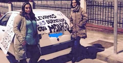 Isabel Rodríguez, izquierda, e Isabel Pintado, derecha, en el automóvil donde duermen cada noche frente al chalé de Monago