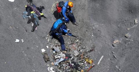 Miembros de los servicios de búsqueda trabajan en la recuperación de restos y de la segunda caja negra en el lugar donde se estrelló el Airbus A320 de la aerolínea Germanwings en los Alpes franceses. /Yoan Valat (EFE)