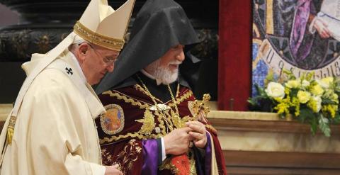 El papa Francisco con un representante de los católicos armenios en la Basílica de San Pedro (Ciudad del Vaticano).  EFE