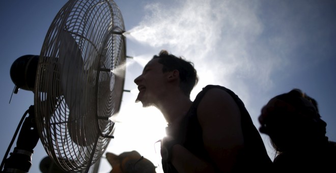 La teoría de la refrigeración en dos cómodos pasos: acércate al ventilador y saca la lengua