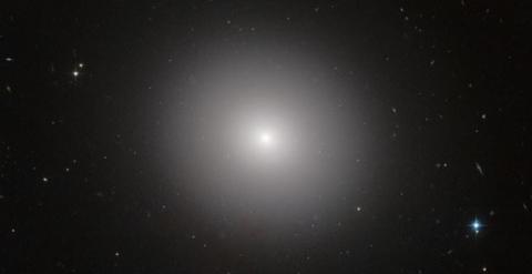 Viejas galaxias colosales mueren de dentro hacia afuera. /NASA/ESA