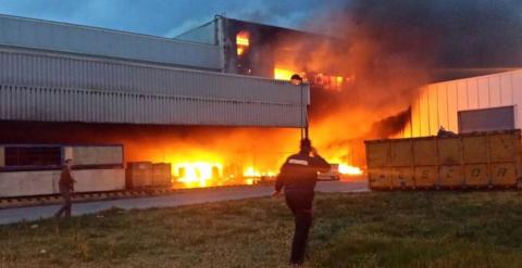 Vista del fuego desatado en una planta en Miñano (Vitoria). /TWITTER