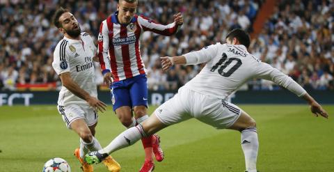 Carvajal y James tratan de robar un balón a Griezmann durante el partido. Reuters / Juan Medina