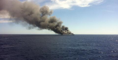 Fotografía facilitada por un viajero evacuado que muestra el incendio de un ferry de la compañía Acciona Trasmediterránea. EFE