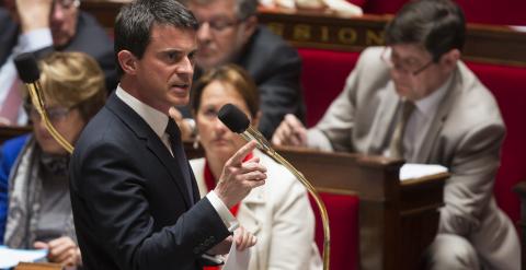 El primer ministro francés Manuel Valls se dirige a los miembros del Parlamento durante una breve sesión antes de una votación sobre la adopción de nuevas medidas de vigilancia, en París, Francia./ EFE/ Ian Langsdon