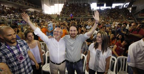El líder de Podemos, Pablo Iglesias (c), saluda a su llegada al acto central de la campaña de su formación en Alicante, donde apoya al candidato a la Presidencia de la Comunidad Valenciana, Antonio Montiel. EFE/Manuel Lorenzo